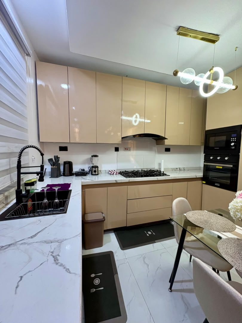 Leona fitted kitchen with gas cooktop and dining area